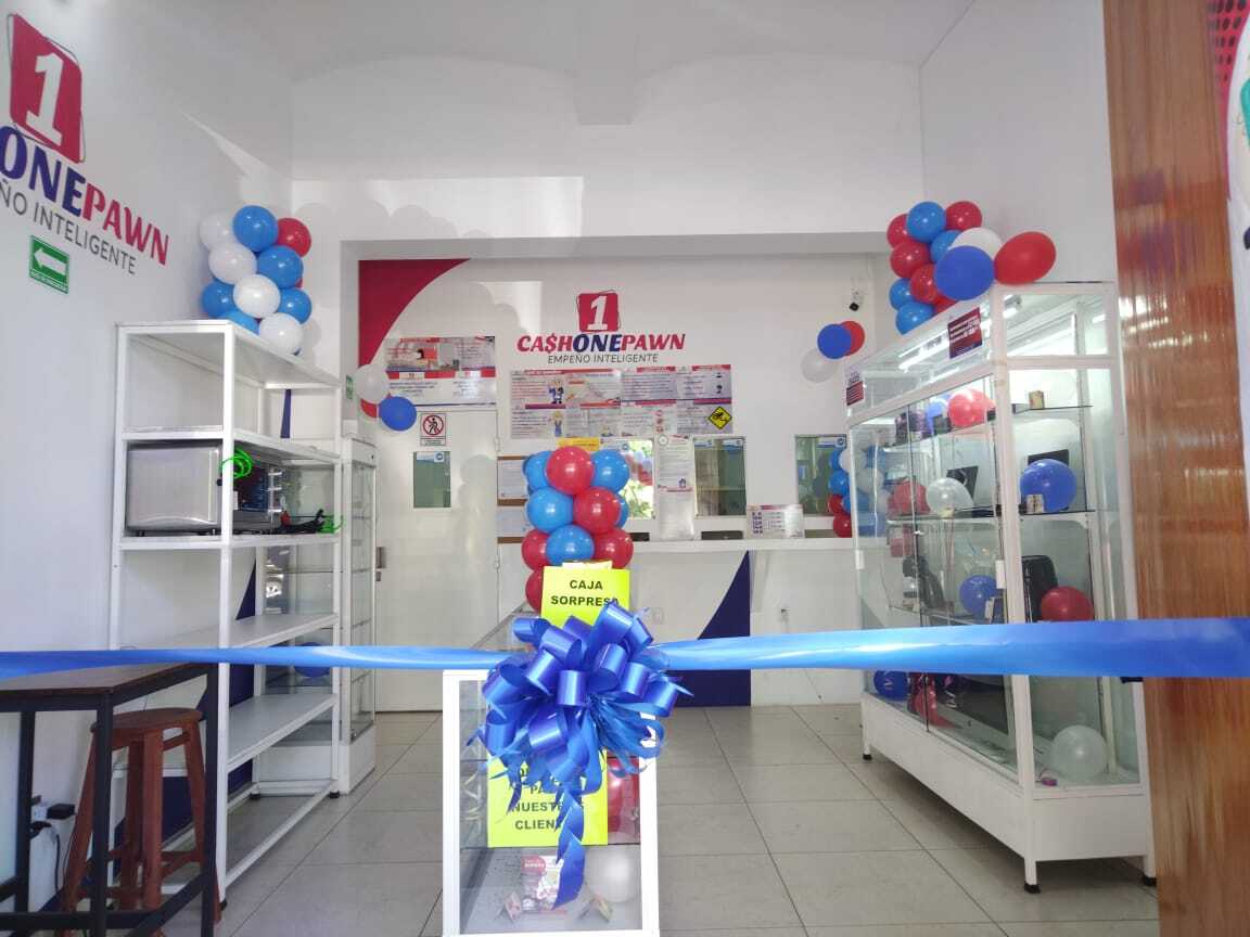 apertura de casa de empeño con globos y cinta azul