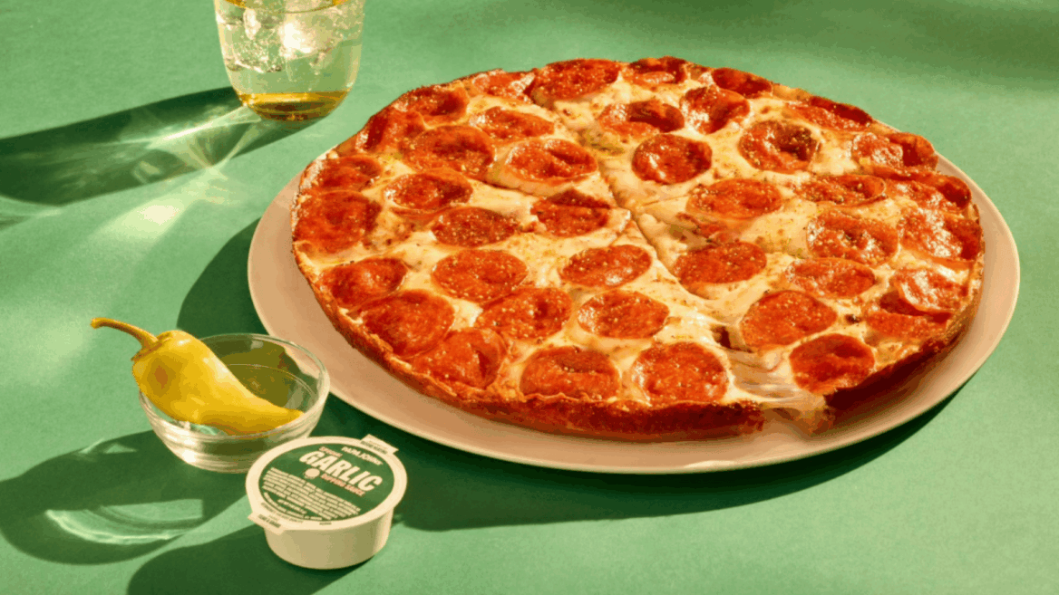 pizza de pepperoni con salsa de ajo