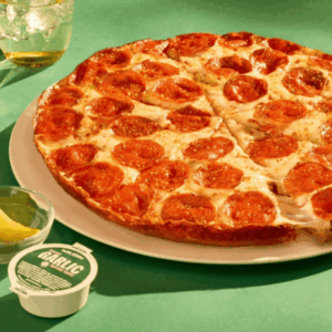 pizza de pepperoni con salsa de ajo