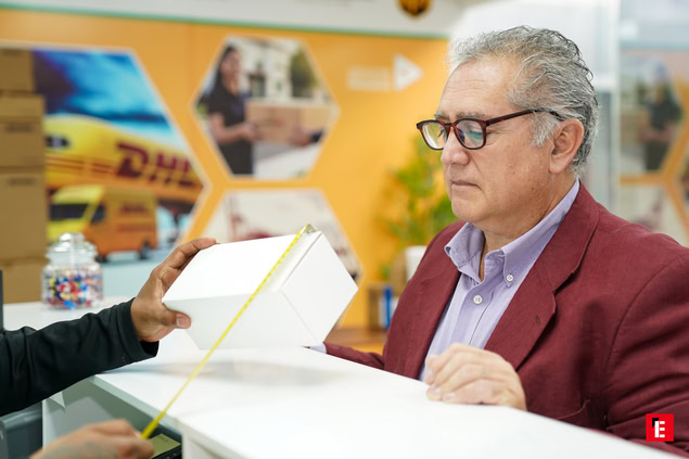 cliente observa medición de paquete en dhl