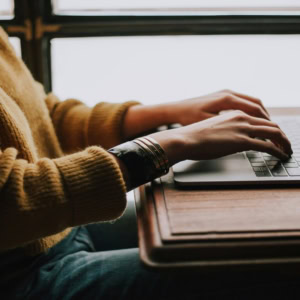 personne tapant sur ordinateur portable au bureau