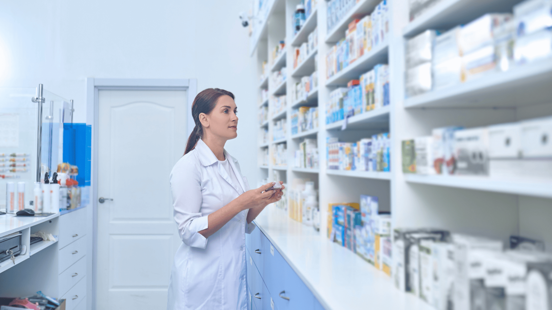 farmacéutica inspeccionando medicamentos en farmacia moderna