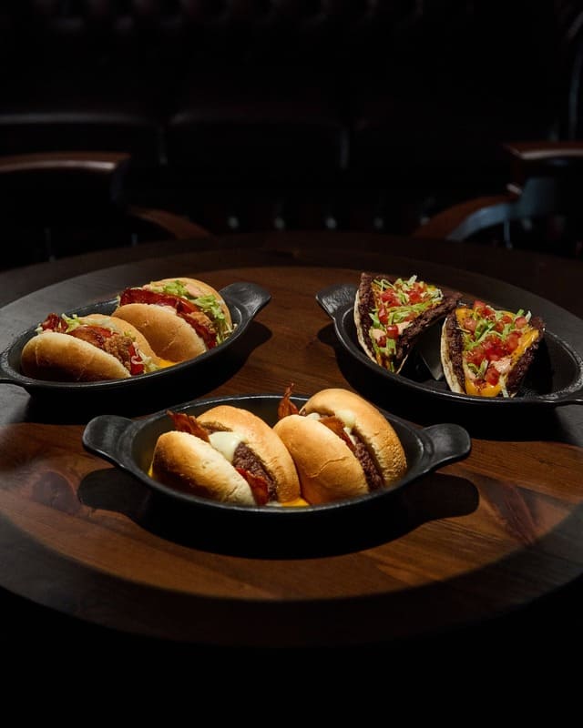 sliders e taco gourmet su tavola scura