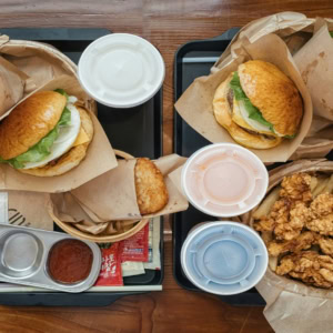 plateau gourmand : burgers et poulet frit