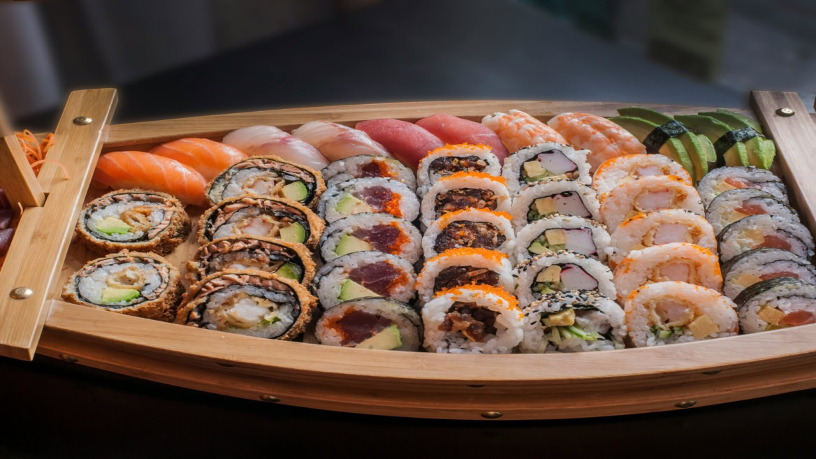 plateau de sushis variés en bois