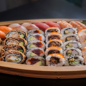 plateau de sushis variés en bois