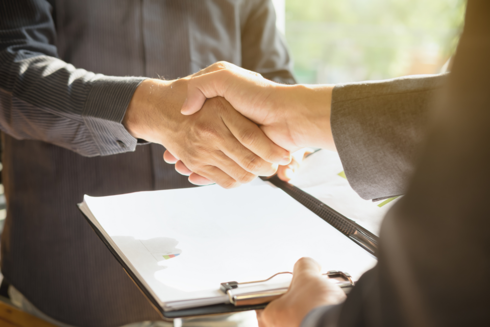 poignée de main professionnelle et accord commercial
