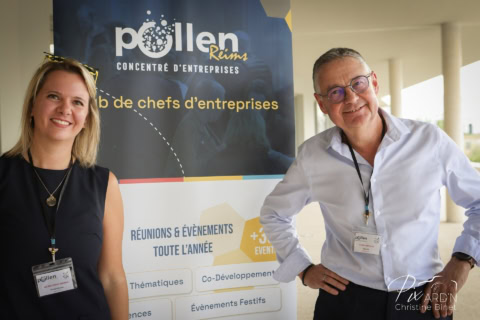 pollen reims : duo souriant lors d’un événement business