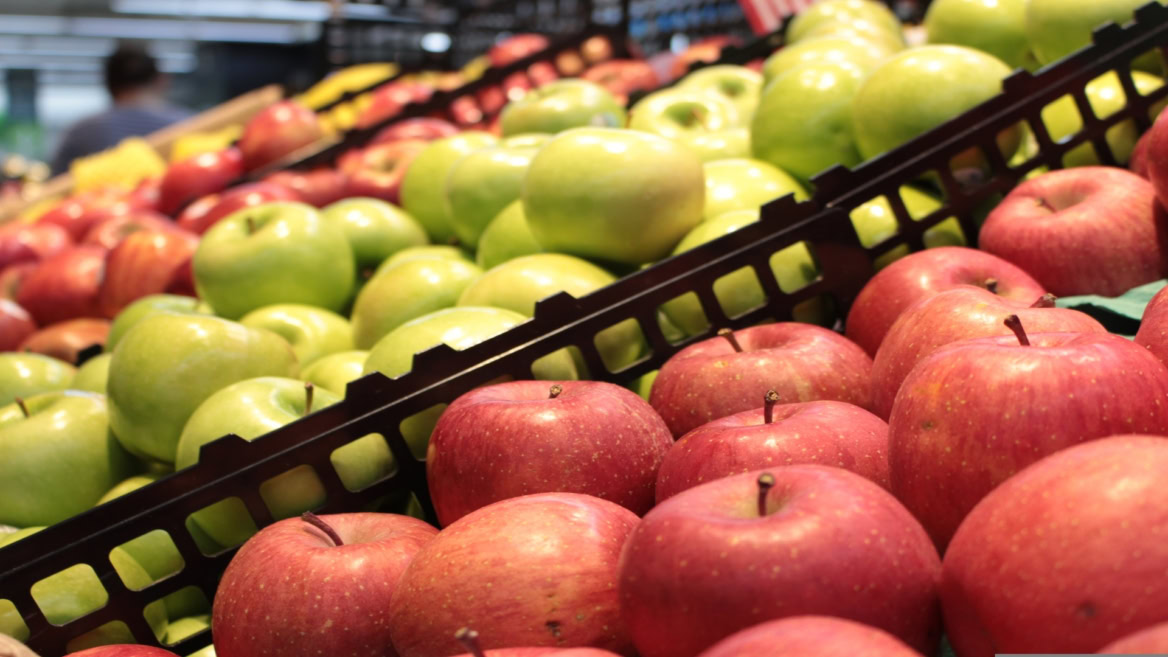 pommes rouges et vertes en rayon frais