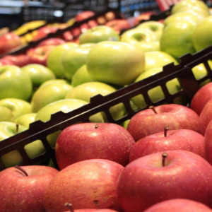 pommes rouges et vertes en rayon frais