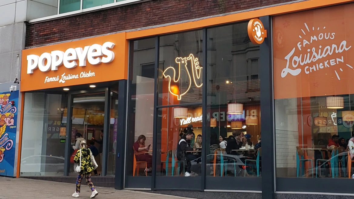 façade orange du restaurant popeyes en ville