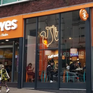 façade orange du restaurant popeyes en ville