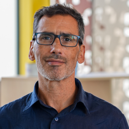 portrait d’homme barbu en lunettes, style professionnel