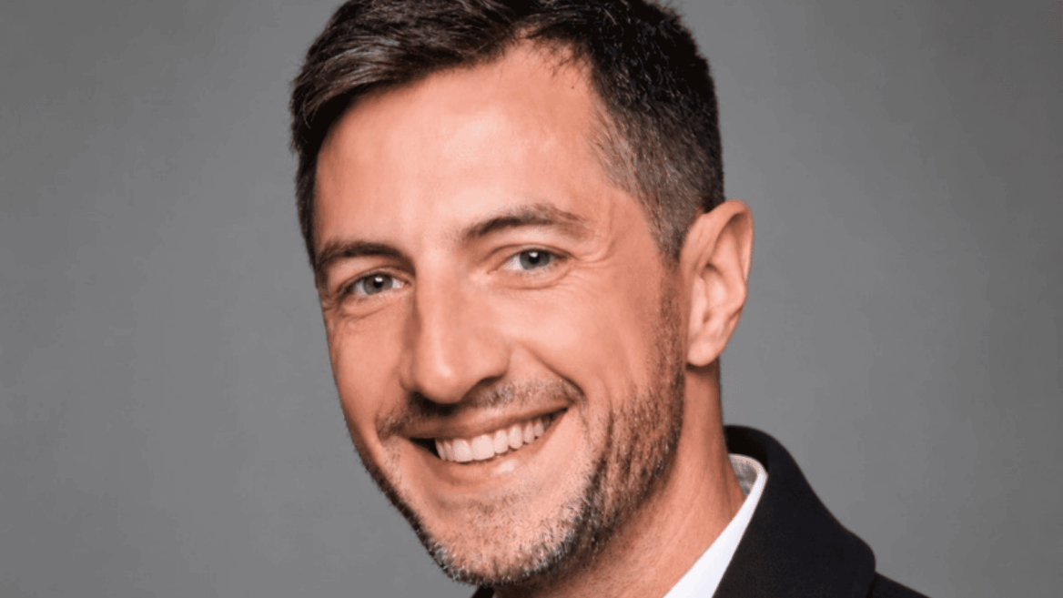 portrait studio d’homme souriant au fond gris