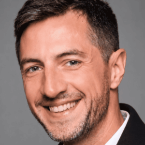portrait studio d’homme souriant au fond gris