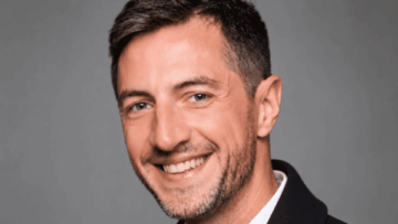 portrait studio d’homme souriant au fond gris