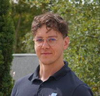portrait d’un jeune homme en extérieur avec lunettes