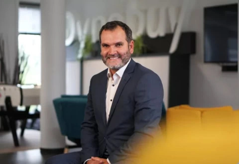 portrait professionnel d’un homme souriant en bureau moderne