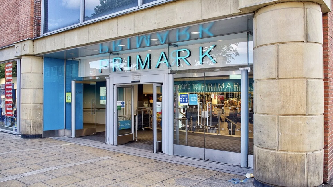 entrée du magasin primark, façade vitrée moderne