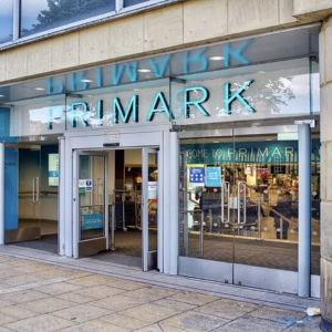 entrée du magasin primark, façade vitrée moderne