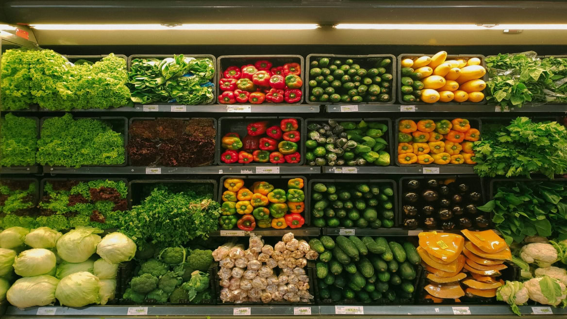 présentoir de légumes frais au supermarché