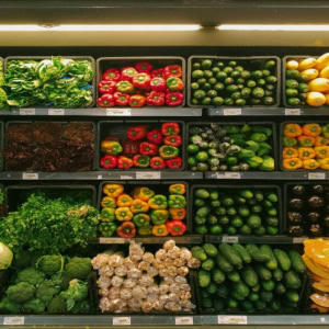 présentoir de légumes frais au supermarché