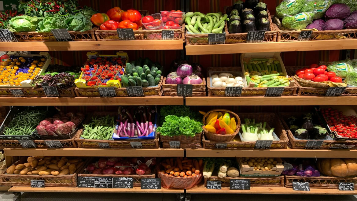 Étalage de légumes frais au marché coloré