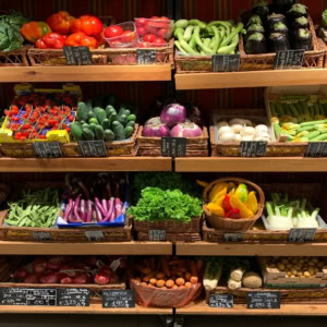 Étalage de légumes frais au marché coloré