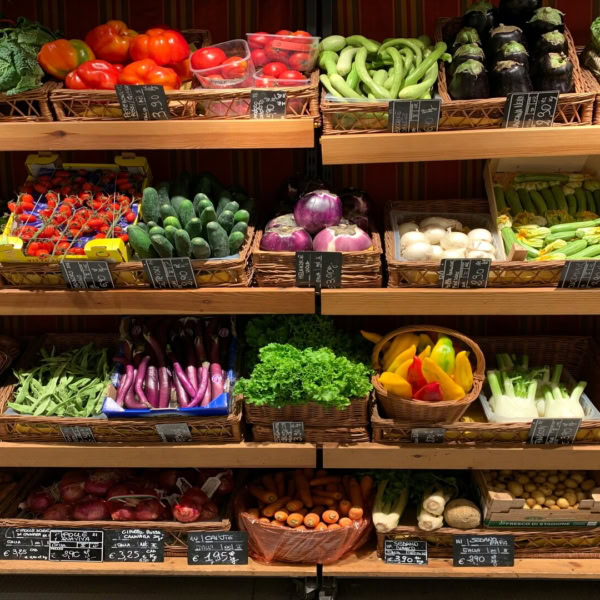 Étalage de légumes frais au marché coloré