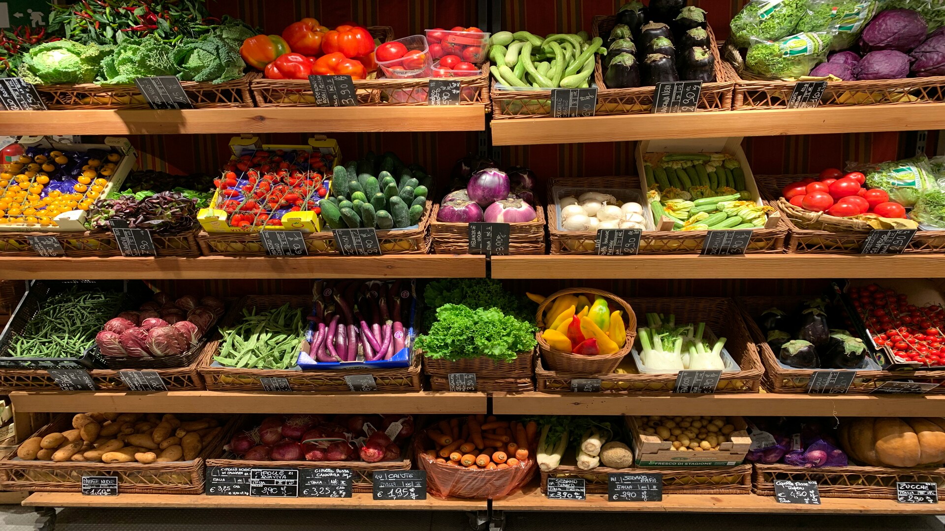 Étalage de légumes frais au marché coloré