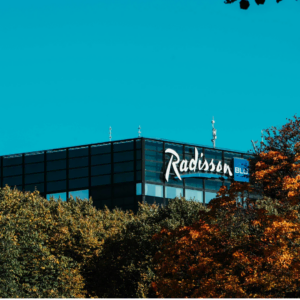 radisson blu hotel über herbstbäumen und blauem himmel