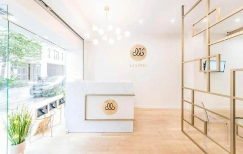 réception luxe lumineuse avec détails dorés