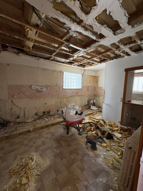 cuisine en rénovation avec plafond ouvert