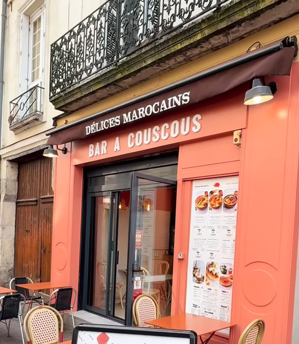 délices marocains : bar à couscous en façade orange