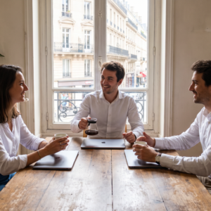 réunion conviviale autour du café et des laptops