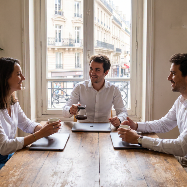 réunion conviviale autour du café et des laptops