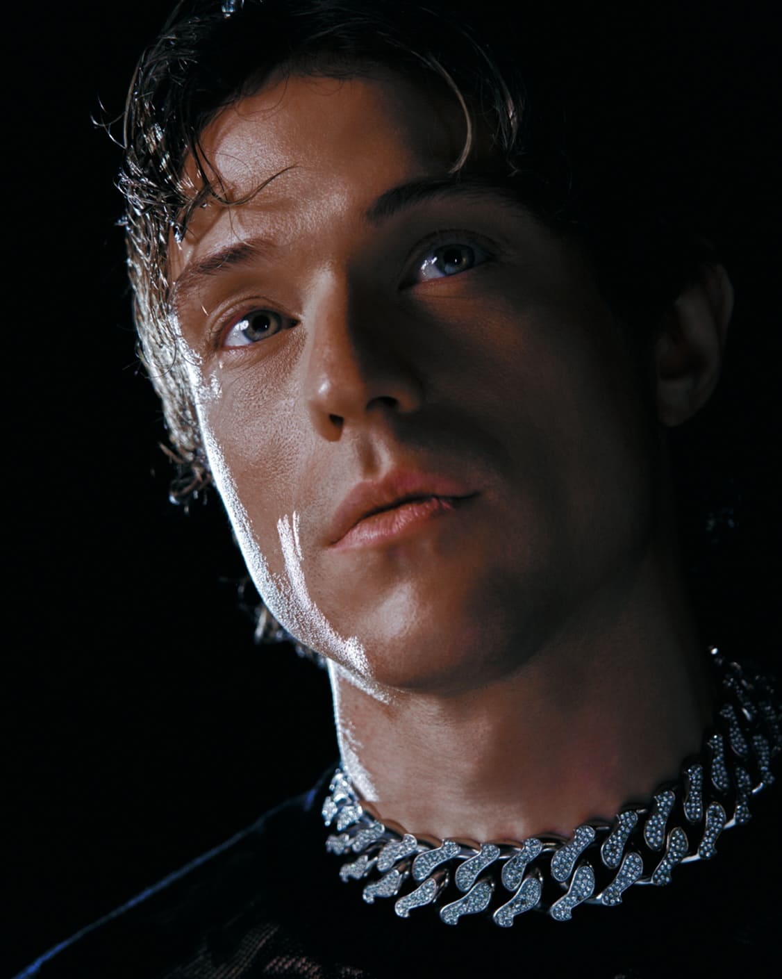 ritratto fashion di uomo con catena argento