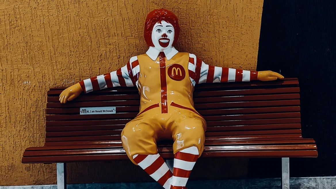 statua di ronald mcdonald su panchina