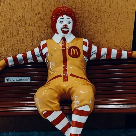 statua di ronald mcdonald su panchina
