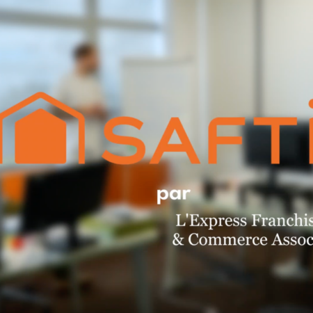 logo safti sur fond de bureau flou