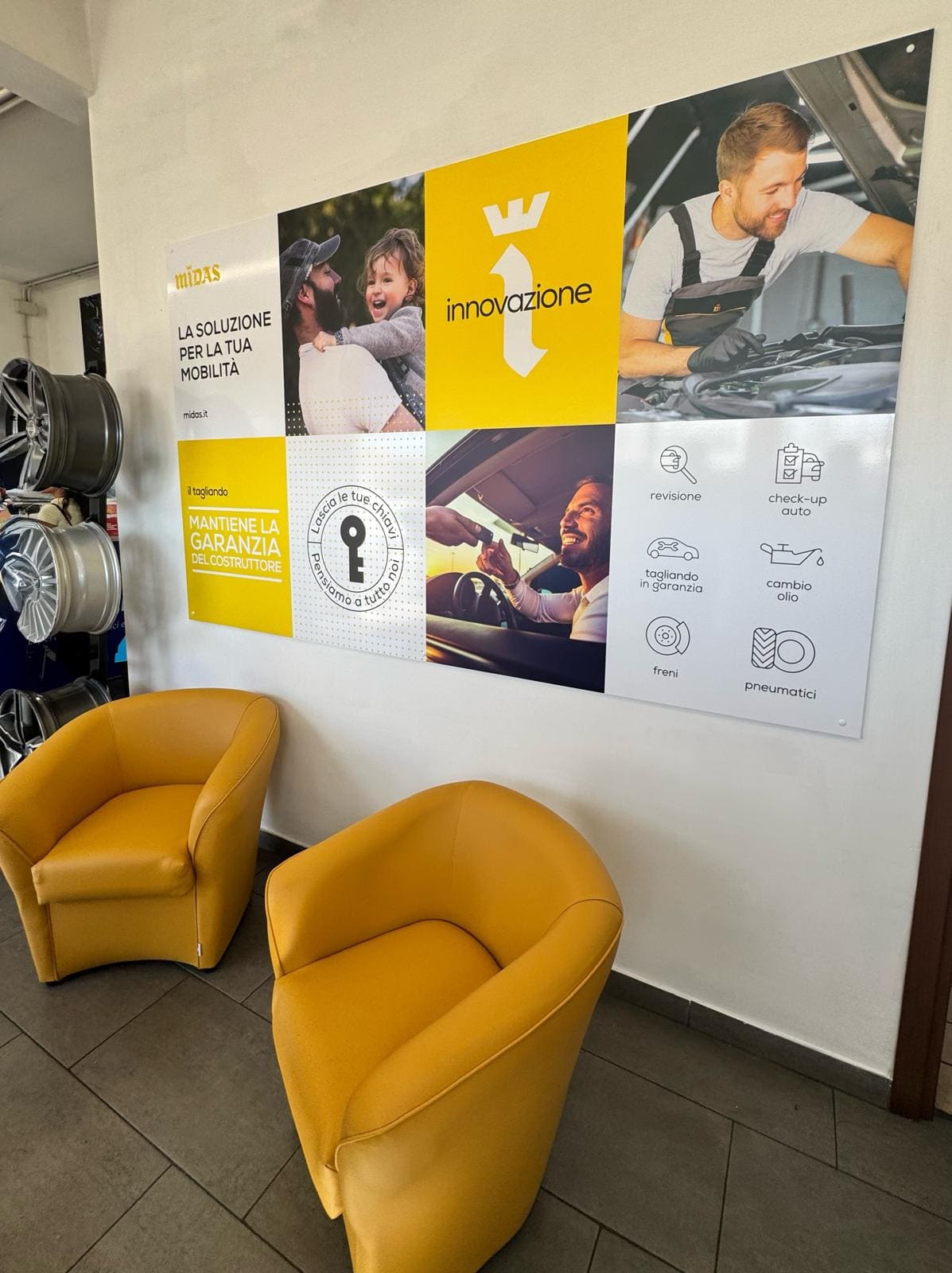 sala d’attesa midas con poltrone gialle e servizi auto