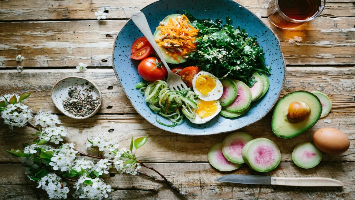 salade healthy à lavocat et Œuf mollet