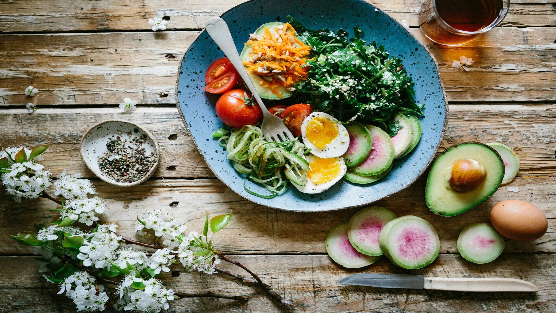 salade healthy à lavocat et Œuf mollet