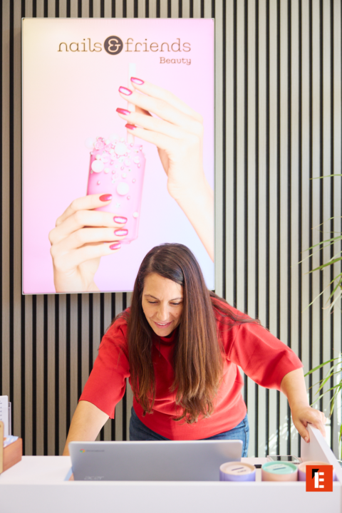 recepción moderna de salón de uñas con laptop