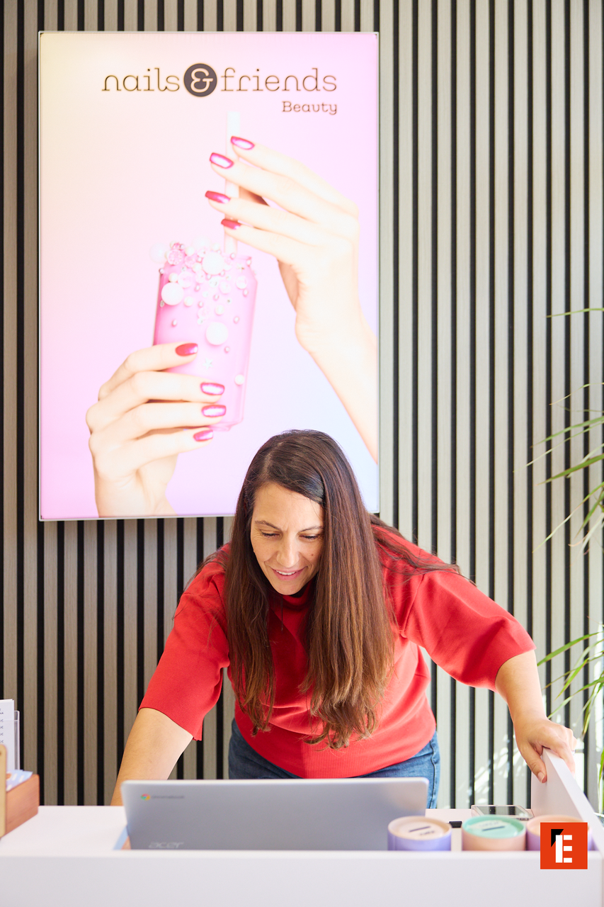 recepción moderna de salón de uñas con laptop