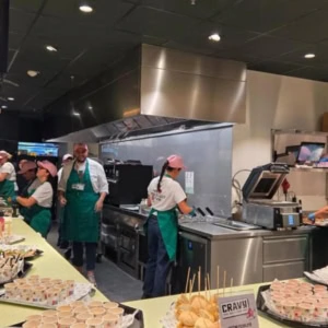 stand dégustation gourmet en supermarché moderne