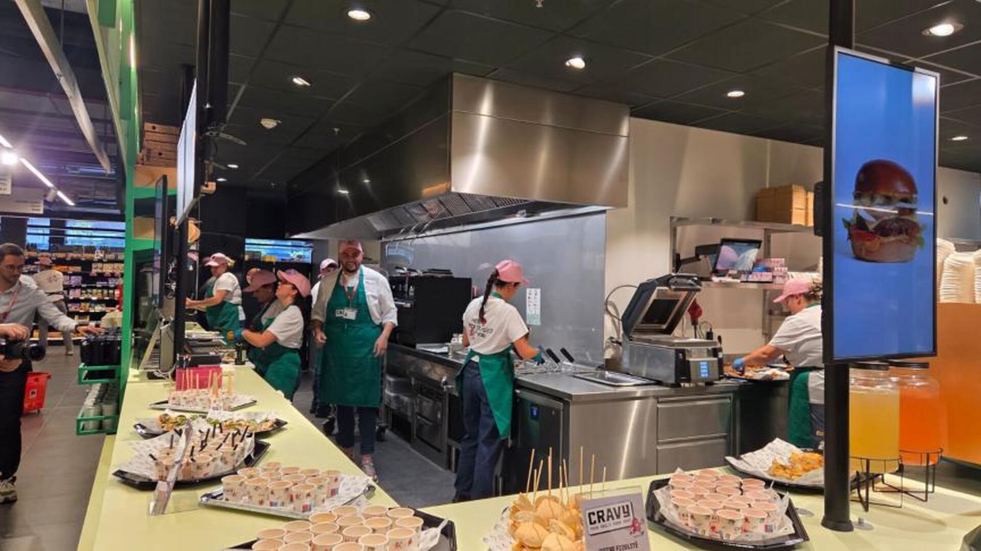 stand dégustation gourmet en supermarché moderne