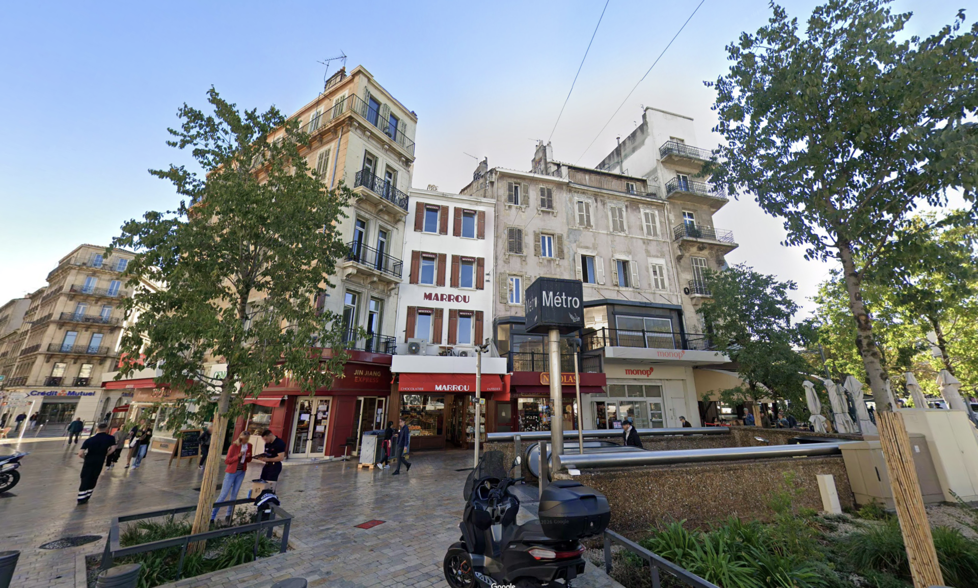 rue parisienne avec métro et commerces animés