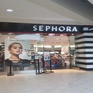 façade sephora en centre commercial, rare beauty