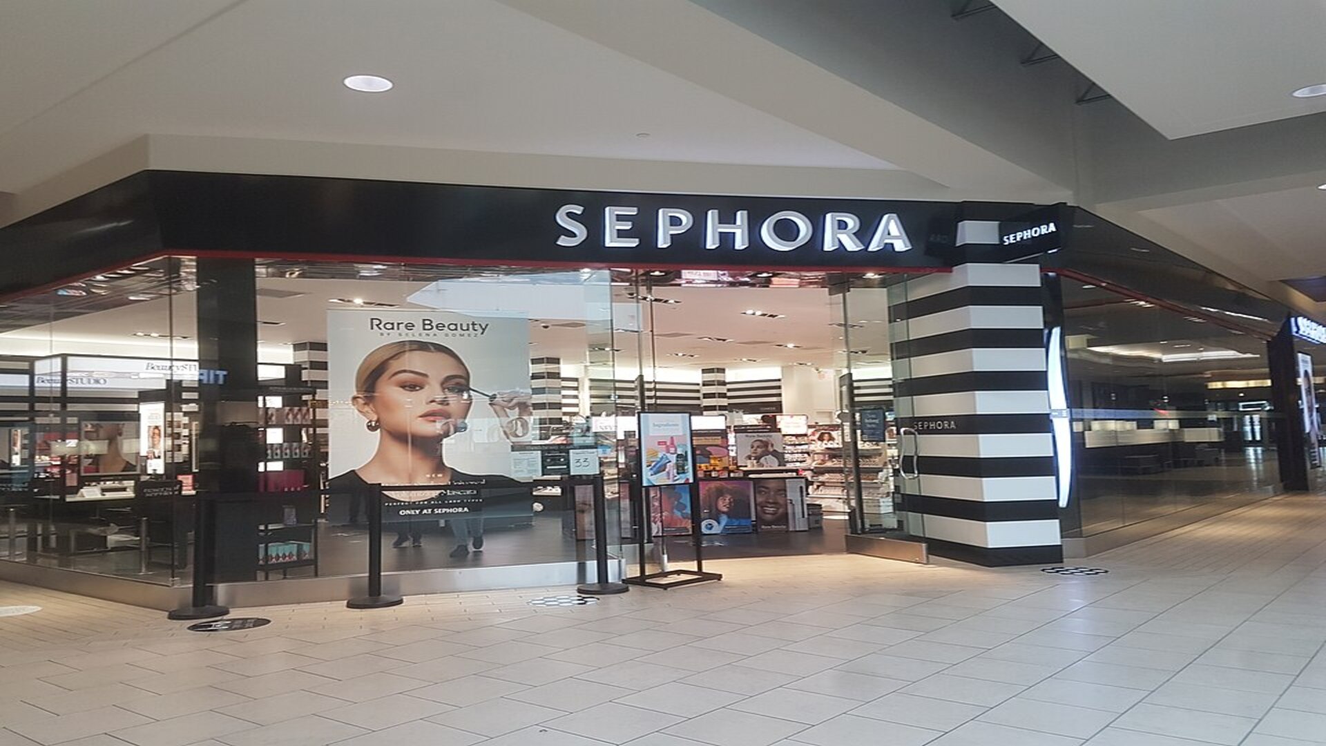 façade sephora en centre commercial, rare beauty